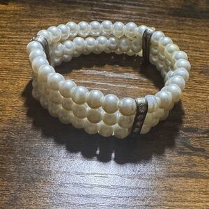 Elegant Cream and Silver Bracelet with Lustrous Pearls